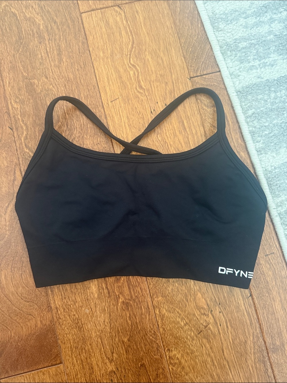 DFYNE Black Seamless Crisscross Sports Bra